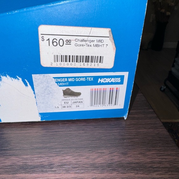 LADIES HOKA ONE ONE -9.5 shors - Picture 2 of 8